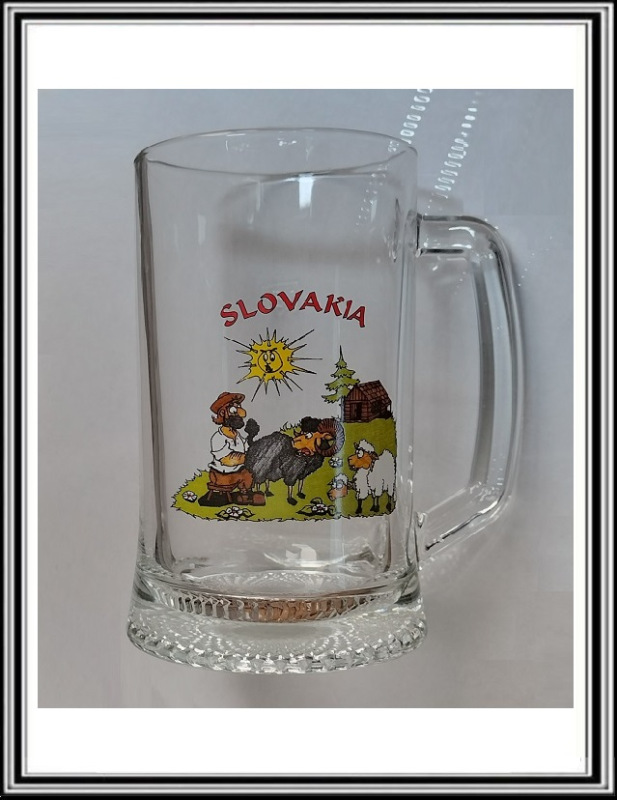 Hrubý pollitrový sklenený krígeľ SLOVENSKO 22 ... bača sa snaží dojiť barana