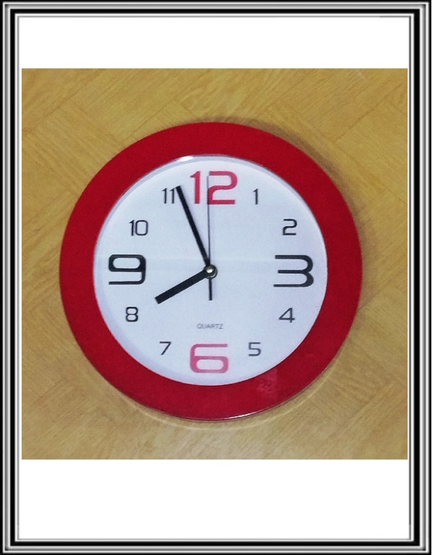 Nástenné hodiny priemeru 26,5 cm