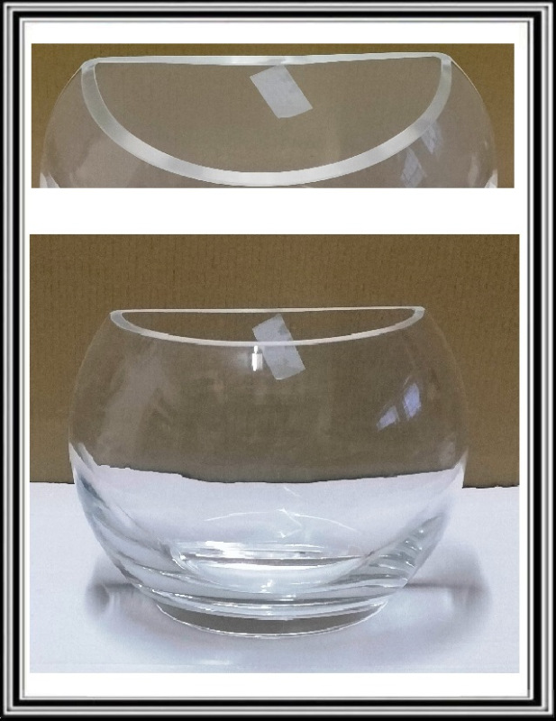 Sklenená váza - Pologuľa - z jednej strany pologuľa a z druhej rovná stena. 21x11, v 25 cm
