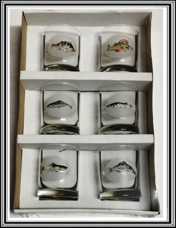 Sklenené poháre whisky s rybárskou tematikou