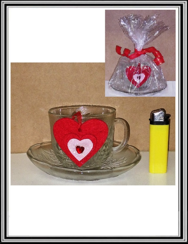 Sklenená šálka s tanierikom ruža a so srdiečkom , zabalené v celofáne č.2