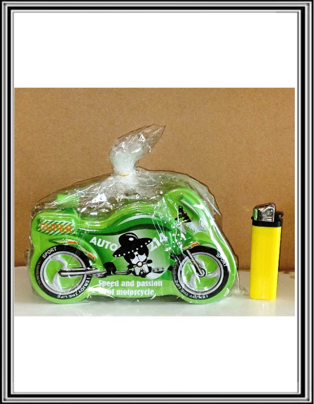 Plechová pokladnička motorka v- 10 x 16x6 cmso zámkom zelená