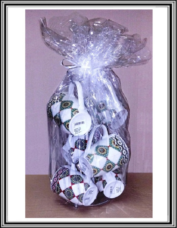 Sadá 6 ks keramických hrnčekov na stojane 300 ml ornament so zeleným(zabalené v celofáne