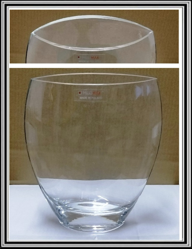 Sklenená váza - Elipsa . Rozmery hore 20 x 11 cm a dole 11 x 7 cm, výška25 cm.č 23-411