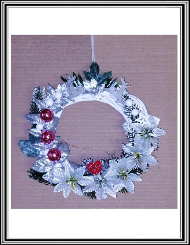 Vianočnýprútený 25 cm zdobený závesný venček strieborný