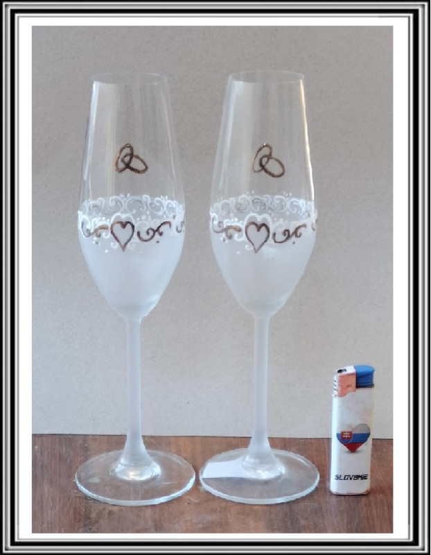 Sadá 2 ks svad- pohárov- vysoké-biele - ornament so srdiečkom