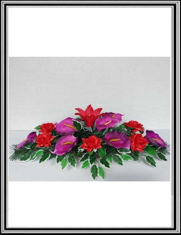 Ikebana č.2 208 , dĺžka -95 cm-14 fialovými kalami +10 červenými  ružami + List BENJAMIN