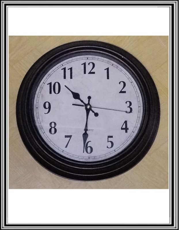 Nástenné hodiny priemeru 30 cm tmavo hnedé