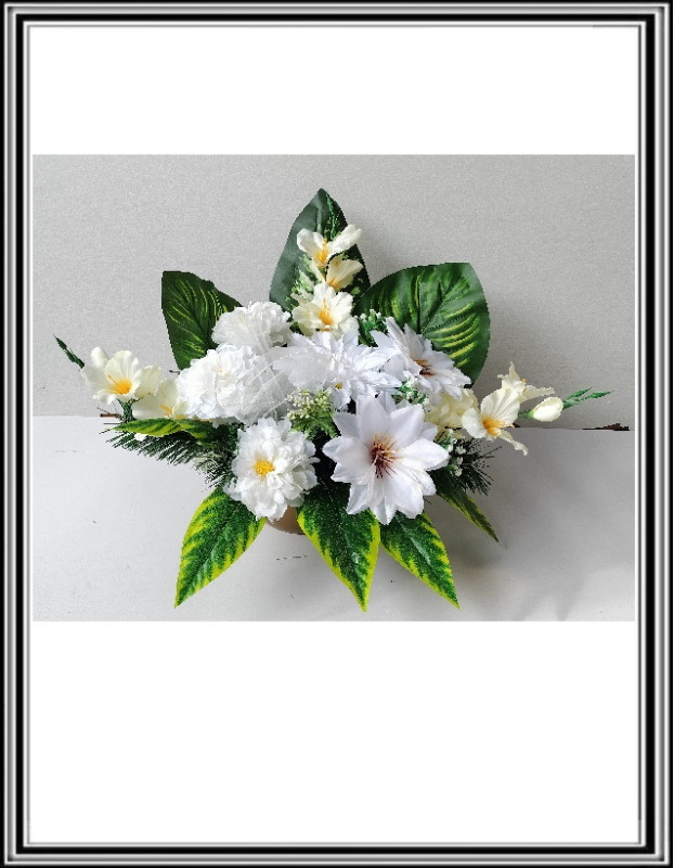 Umelé kvety v miske s gladiolou zaťaženébieleč. 224