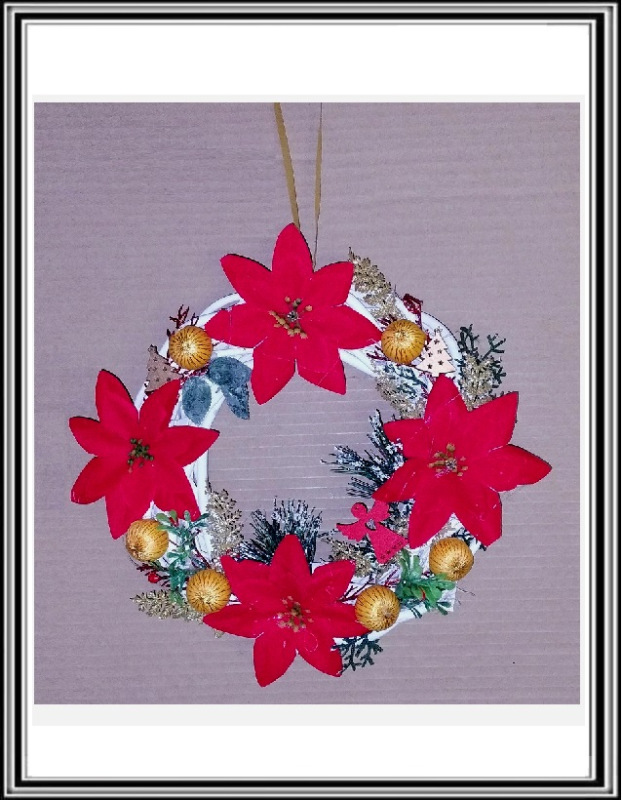 Vianočnýprútený 25 cm zdobený závesný venček červeno zlatý