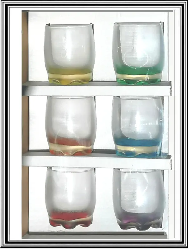 Sadá sklenených pohárov  - farebné spodky - Whisky