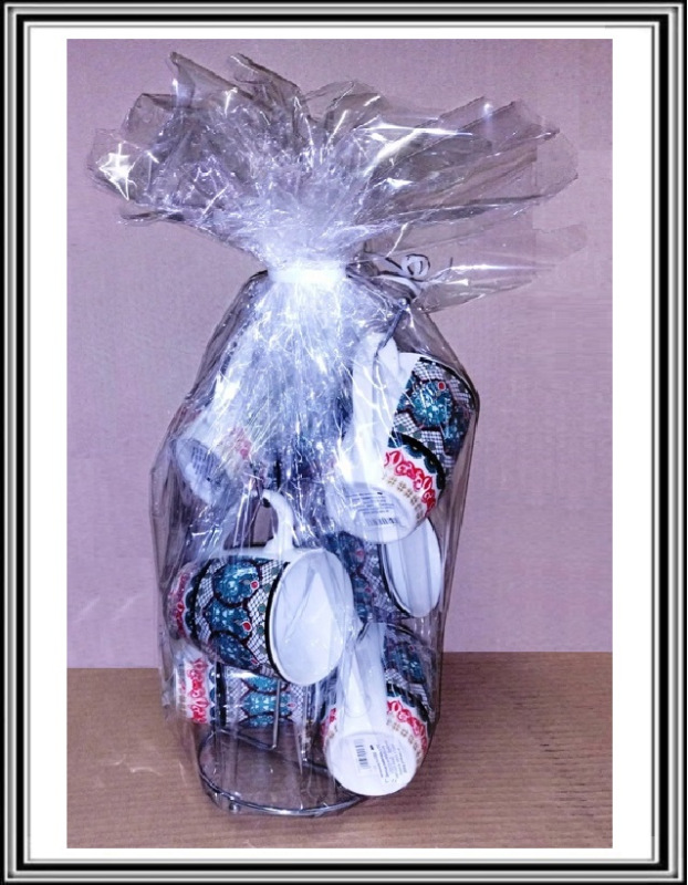 Sadá 6 ks keramických hrnčekov na stojane 300 ml farebný ornament (zabalené v celofáne)