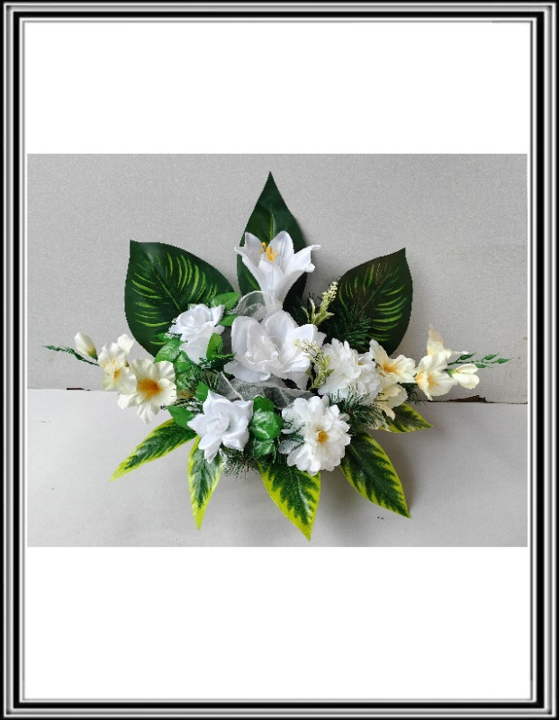 Umelé kvety v miske s gladiolou zaťažené bieleč. 223