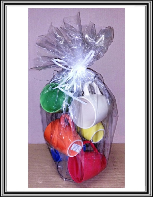 Sadá 6 ks keramických hrnčekov na stojane 300 ml farebné(zabalené v celofáne)