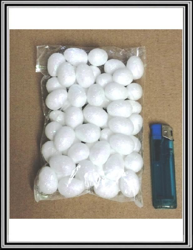 Sadá malých perleťových bielych vajíčok 2,5 cm