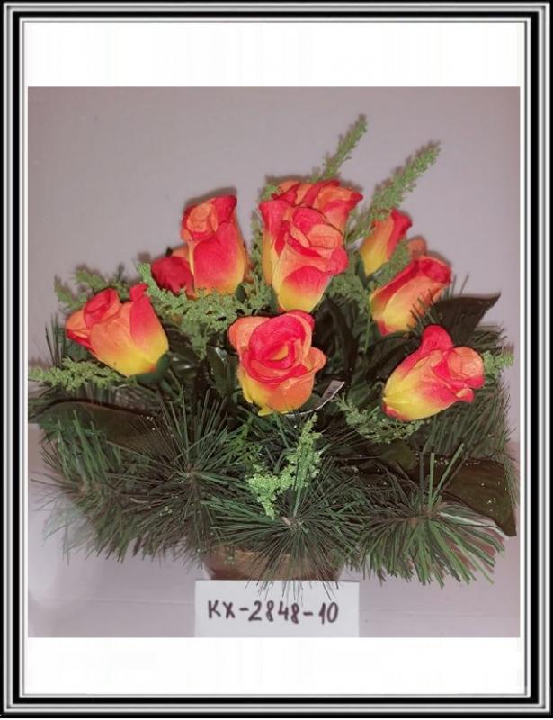 Umelé kvety v malej miske KX-2848-10 so zelenými doplnkami a i žltooranžovvými ružami