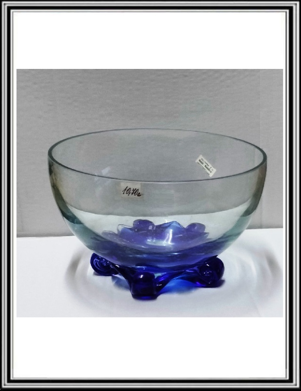 Sklenená miska priemeru 19,5x12 cm so 4 modrými nohami