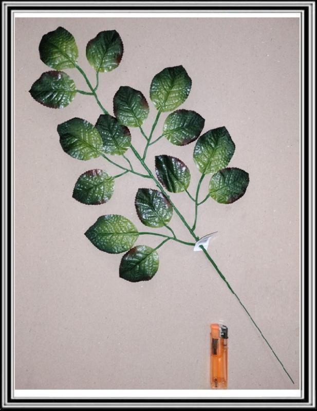 Konárik so zelenými listami a fialovými koncami  dlhý 56 cm