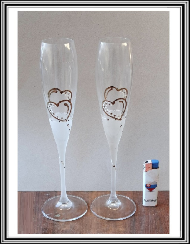 Sadá 2 ks svadobných - pohárov - fletný biele vysoké - zlaté srdcia