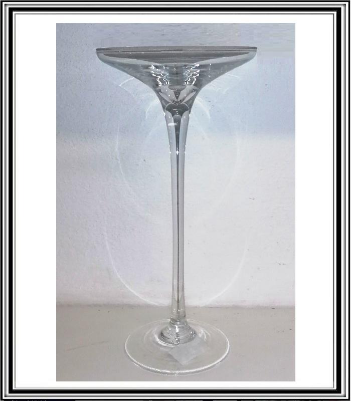 A- Sklenená váza Martiny, v-30 cm , priemer vrchu 15 cm - posledné kusy