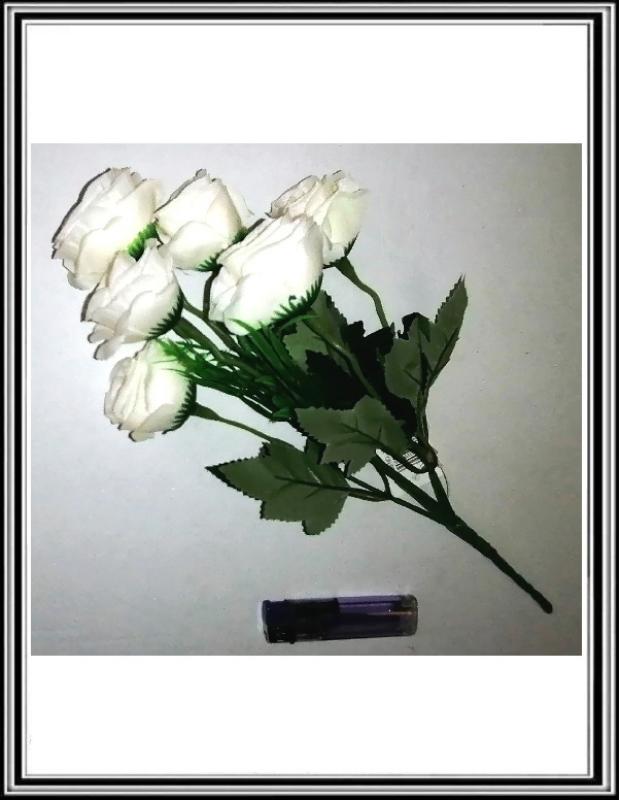 A Umelá 33 cm kytica s 6 hlavami XYS6201 Krémová