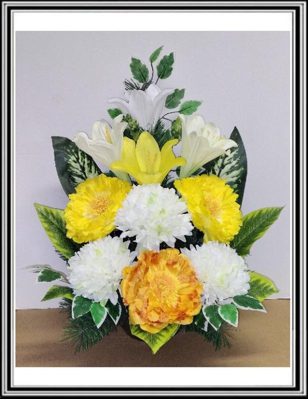 Kvety-VEĽKÉ- v miske 63 cm č 83 -žltými a sv. oranžovými pivóniami a bielymi chryzantémami