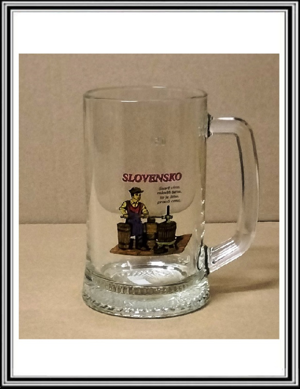 Hrubý pollitrový sklenený krígeľ SLOVENSKO 21...Staré víno , mladá žena....