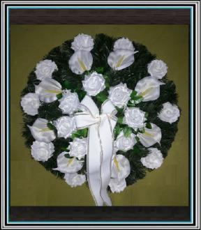 Umelý veniec 55 cm č 4 biely so 8 kalami a 18 ružami