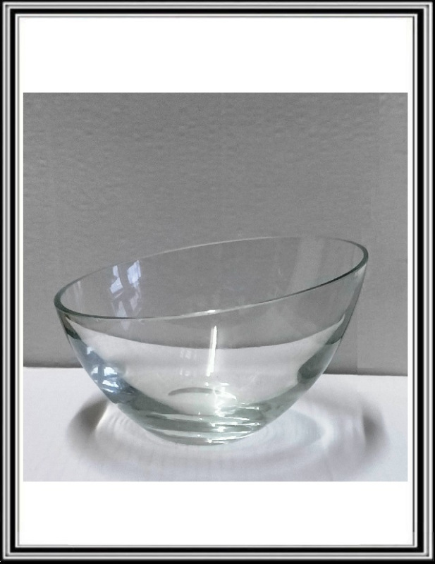 Sklenená miska šikmá priemer 18 x 11,5 cm, otvor 17,5 cm