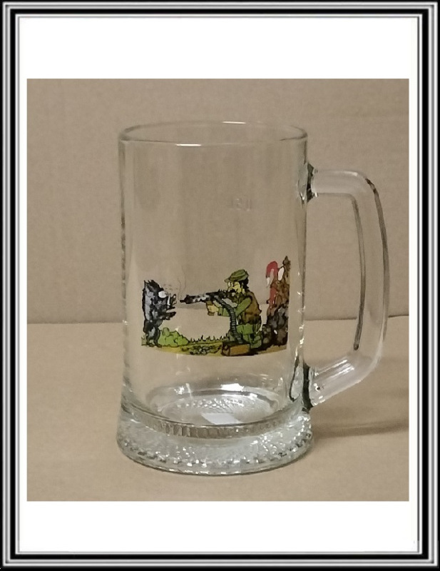 Hrubý pollitrový sklenený krígeľ SLOVENSKO 23....Poľovník s diviakom