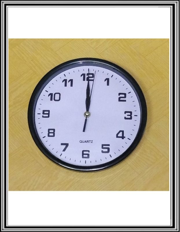 Nástenné hodiny priemeru 24,5 cm čierne