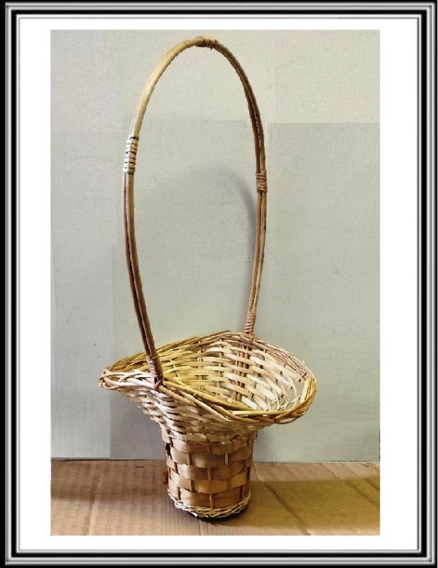 Prútený košík v - 26 cm a celková výška 69 cm