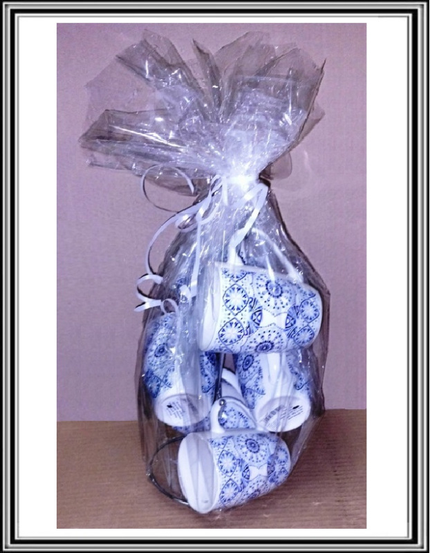 Sadá 6 ks keramických hrnčekov na stojane 300 ml modrý ornament (zabalené v celofáne)