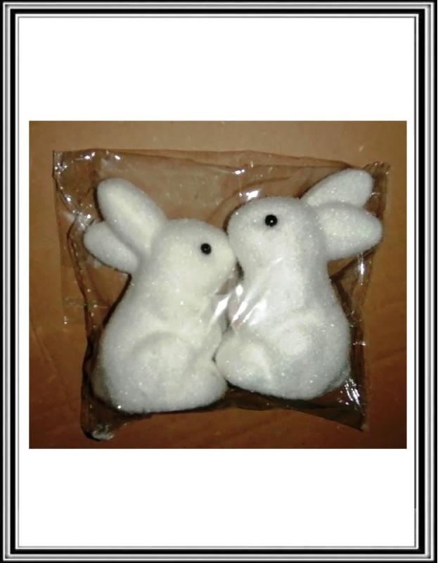 Sadá 2 ks bielych zajačikov 10 cm K 391323
