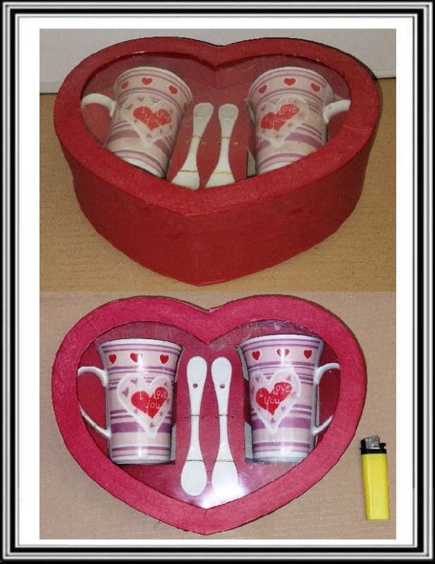 Sadá 2 keramické hrnčeky s lyžičkami