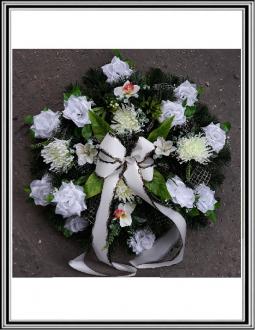 Umelý veniec 55 cm č 37  s bielými ružami a bielozelenými strapaňámi