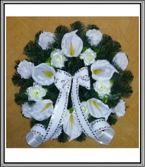 Umelý veniec 55 cm č 27  s bielými a zelenkavými ružami a bielymi kalami
