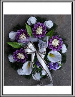 Umelý veniec 55 cm č 38 s fialovými kvetmi a bielými ružami a s bielymi kalami