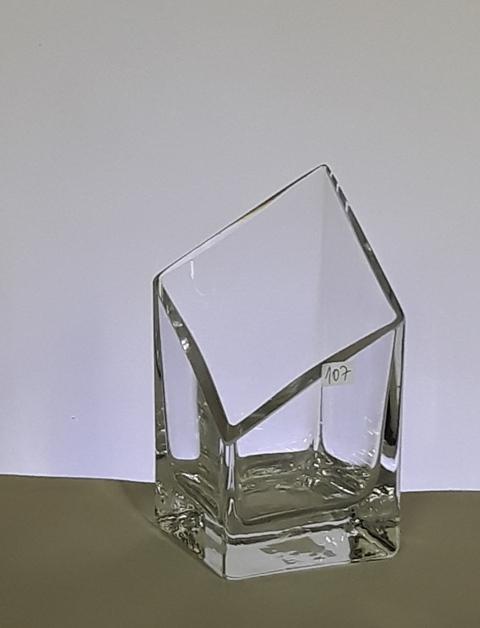 Sklenená váza č 107,  kvadrát  ŠIKMI SKOS 8x8x15,5 cm
